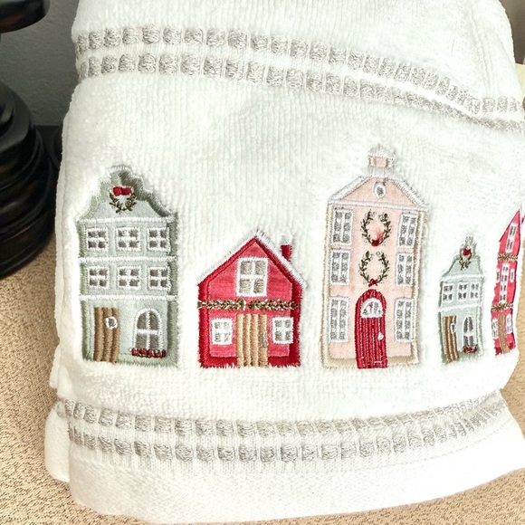NWT Set of 2 Christmas Village Bathroom Hand Towels - Picture 4 of 7